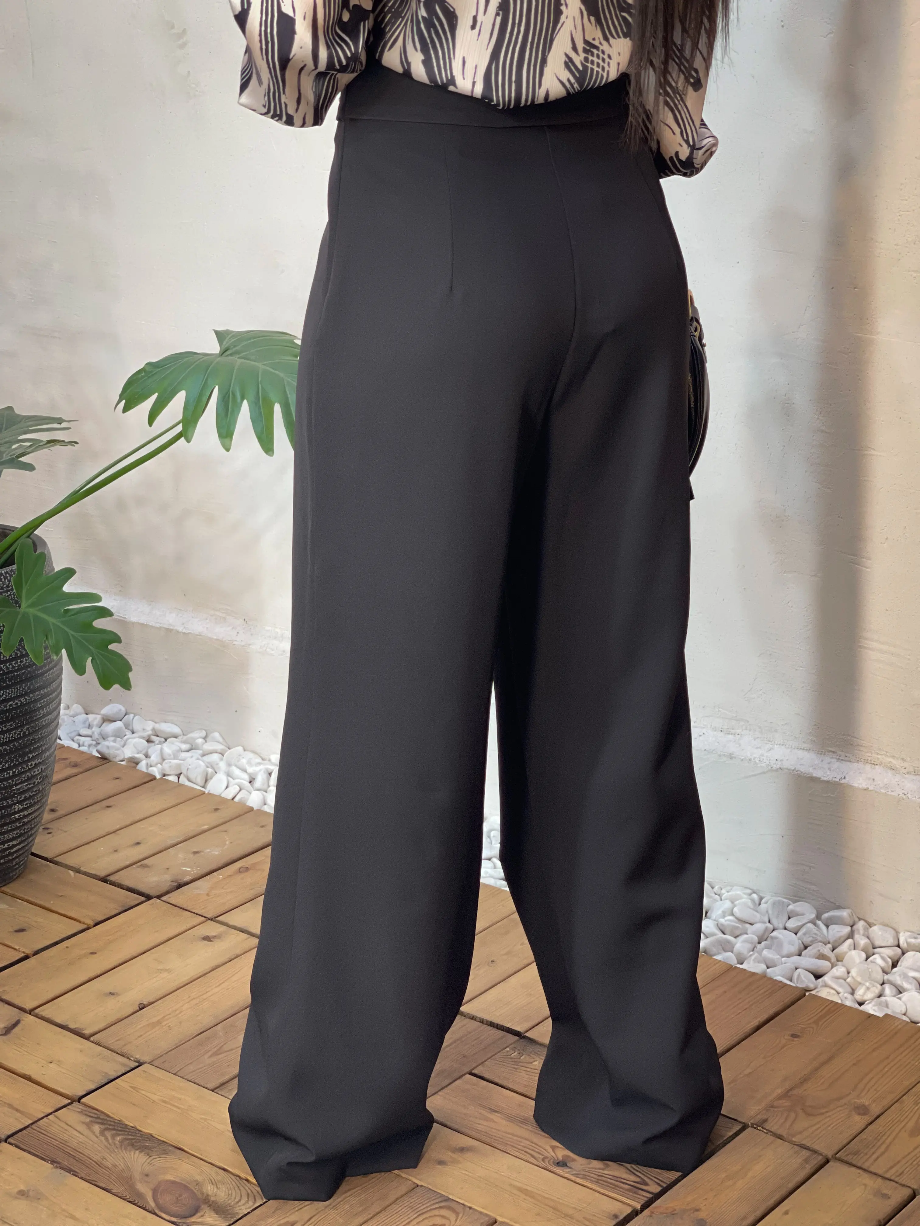 شلوار فاق بلند از بالا گشاد (High-Waisted Wide-Leg